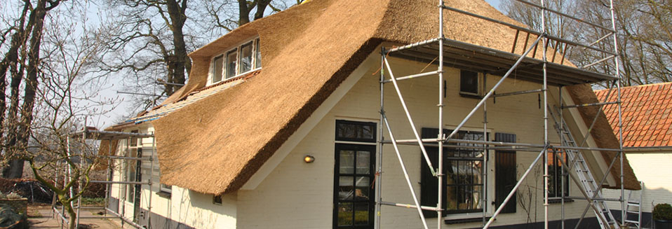 Nieuw rieten dak boerderij